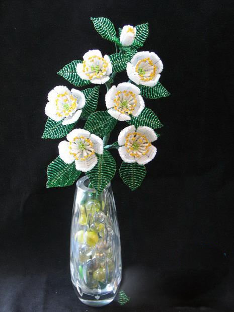 Цветы из бисера своими руками - 89 фото